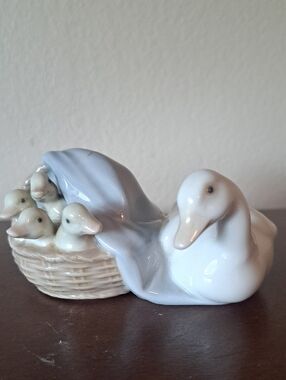 Vtg Lladro Mother Duck with Ducklings in Basket Figurine Spain Excellent Cond
